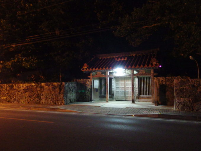 石垣島夜闇に浮かぶ桃林寺の門
