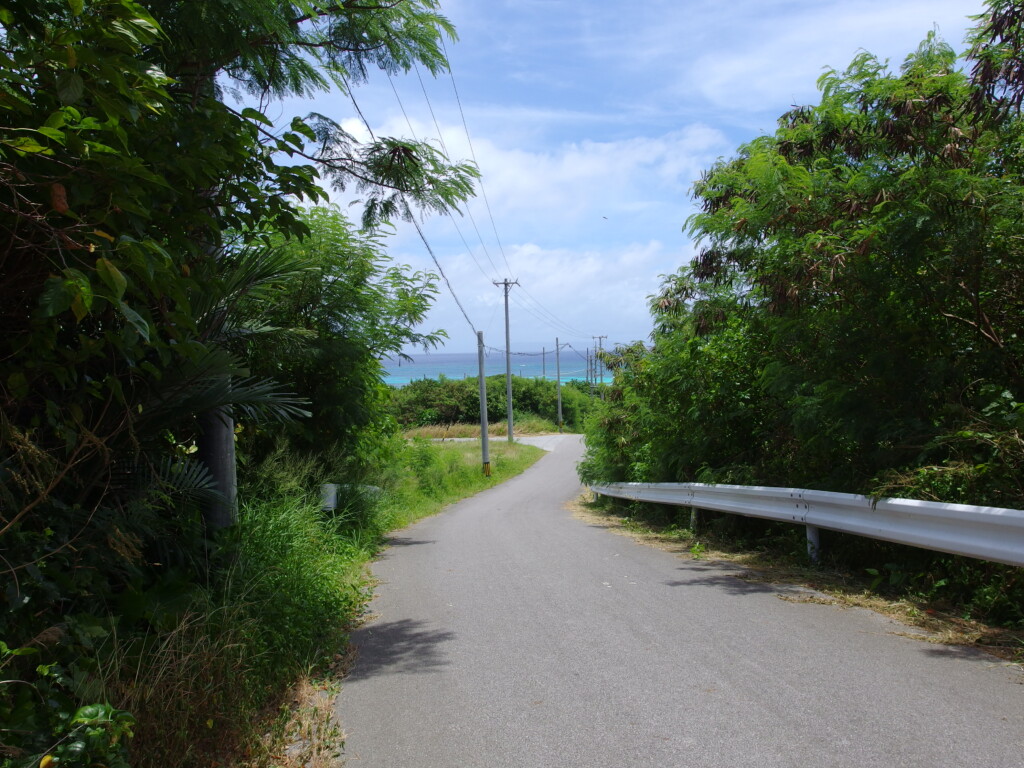 6月下旬人の少ない有人島日本最南端波照間島自転車で坂を駆け下りニシ浜を目指す
