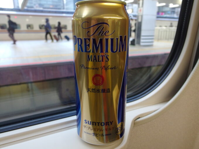 E7系あさま号長野行き東京駅の発車を待つ間にプレミアムモルツを