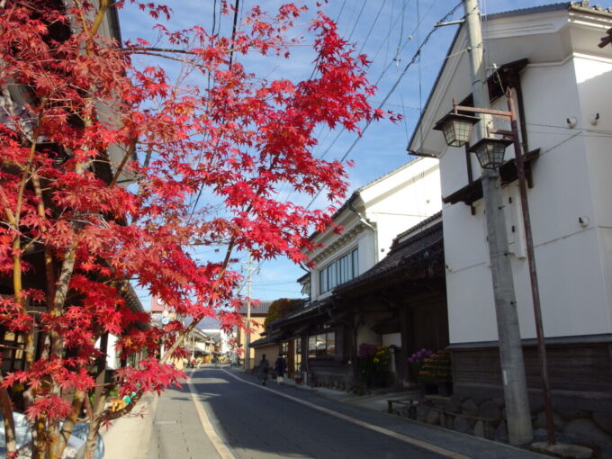 11月中旬の須坂蔵の町並みを彩る紅葉