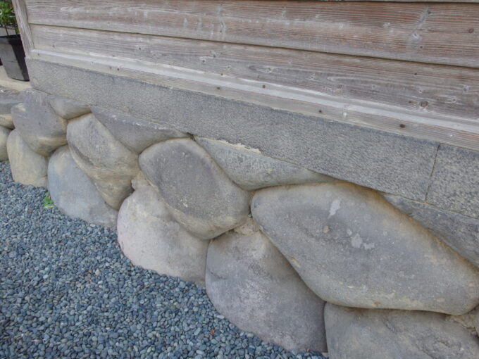 11月中旬の須坂蔵の町並みに残るぼたもち石