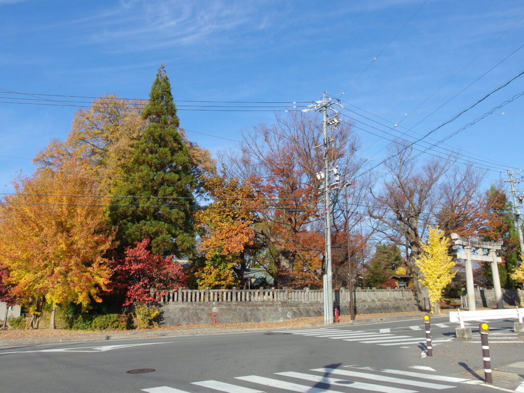 11月中旬の須坂秋色に彩られる墨坂神社芝宮の境内