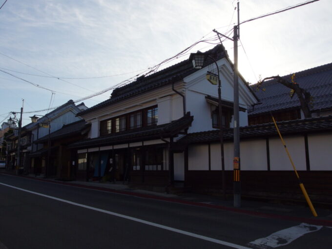 11月中旬の須坂蔵の点在する街