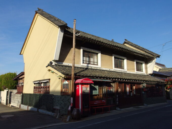 11月中旬の須坂独特な佇まいの枠屋の建物