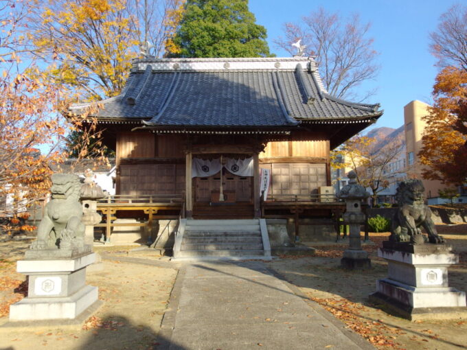 11月中旬の須坂奥田神社の立派な狛犬と鯱を頂く本殿