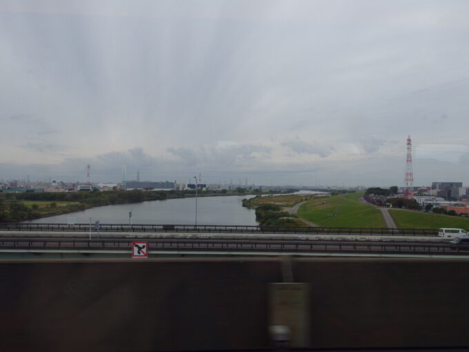 10月下旬曇天の荒川をやまびこ号で越えて東京脱出