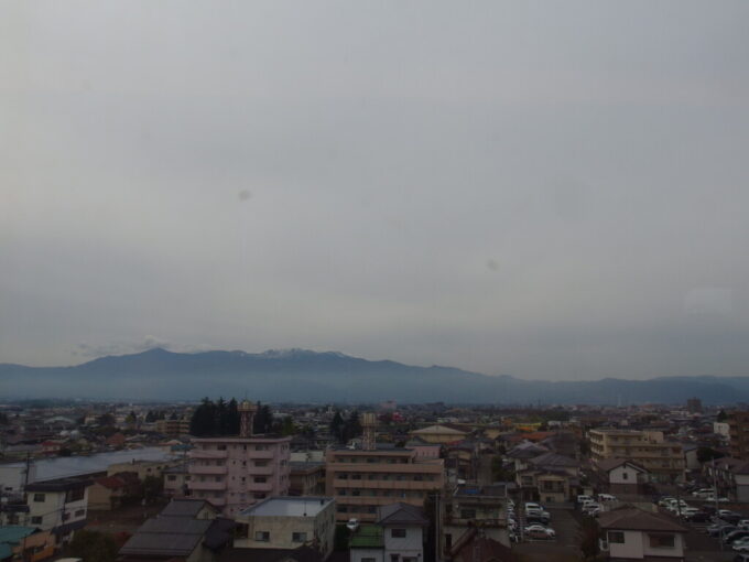 麓に霞みを横たえる福島の吾妻連峰