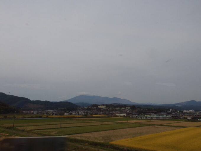 10月下旬やまびこ号車窓から望む蔵王山