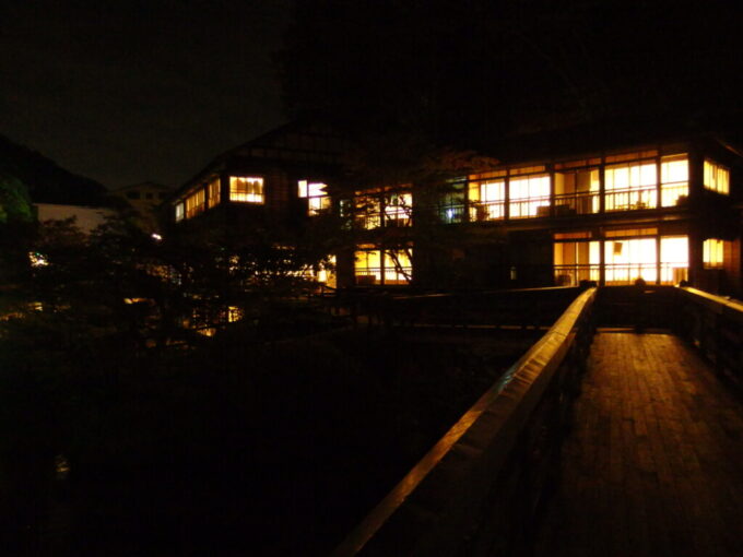 10月下旬秋の大沢温泉湯治屋夜闇に浮かぶ湯宿の灯り