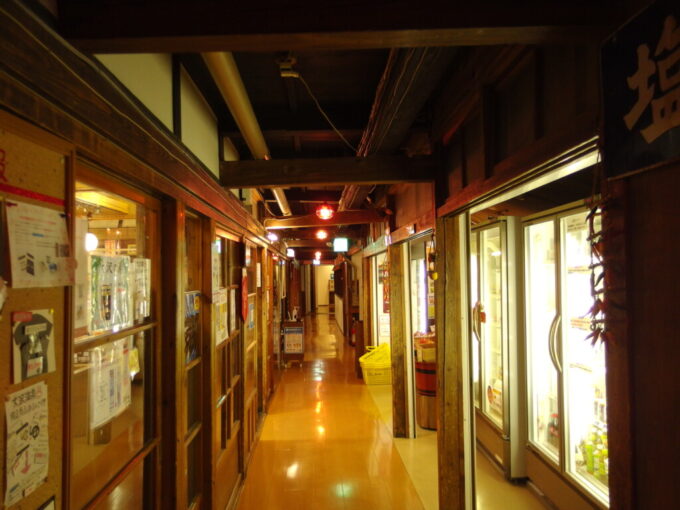 10月下旬秋の大沢温泉湯治屋味わい深い売店前の廊下