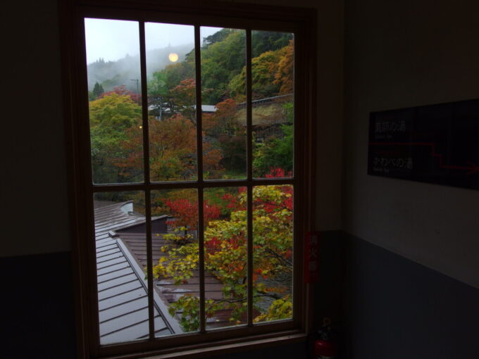 10月下旬秋の大沢温泉湯治屋絵画の様に切り取られた菊水舘と紅葉