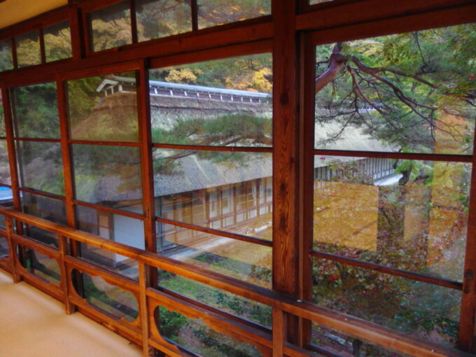 10月下旬秋の大沢温泉湯治屋ギャラリー茅菊水舘縁側から望む茅葺屋根