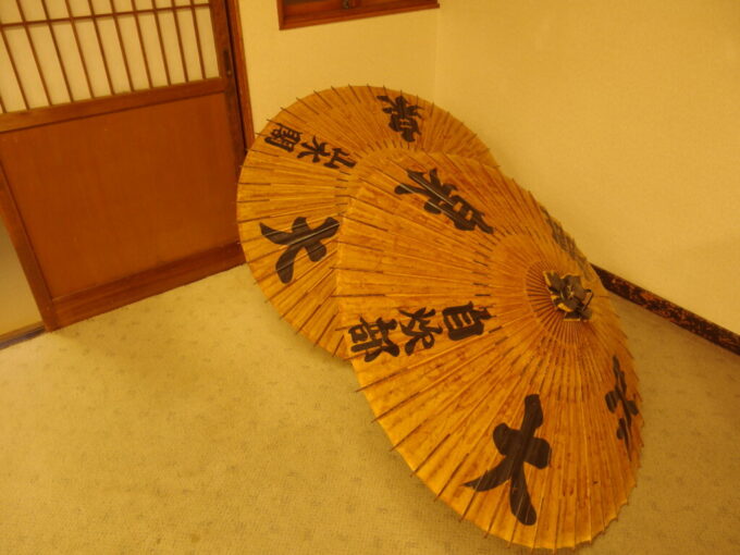 10月下旬秋の大沢温泉湯治屋ギャラリー茅菊水舘食堂に飾られた番傘