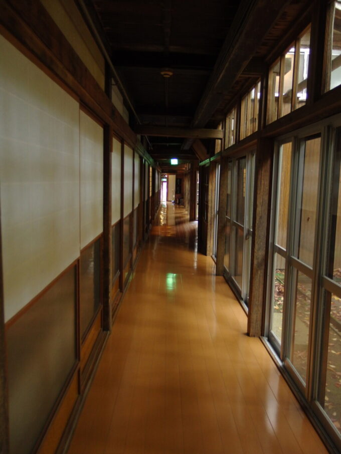 10月下旬秋の大沢温泉湯治屋滞在中何度も通った廊下を経て旅立つ