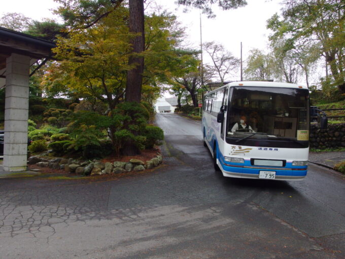 10月下旬秋の大沢温泉湯治屋から花巻南温泉峡送迎バスに乗り込む