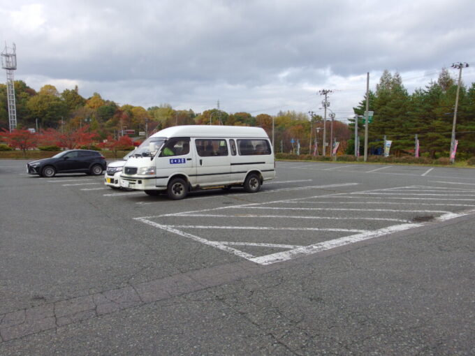 10月下旬秋の岩手八幡平さくら公園に到着する藤七温泉の送迎車