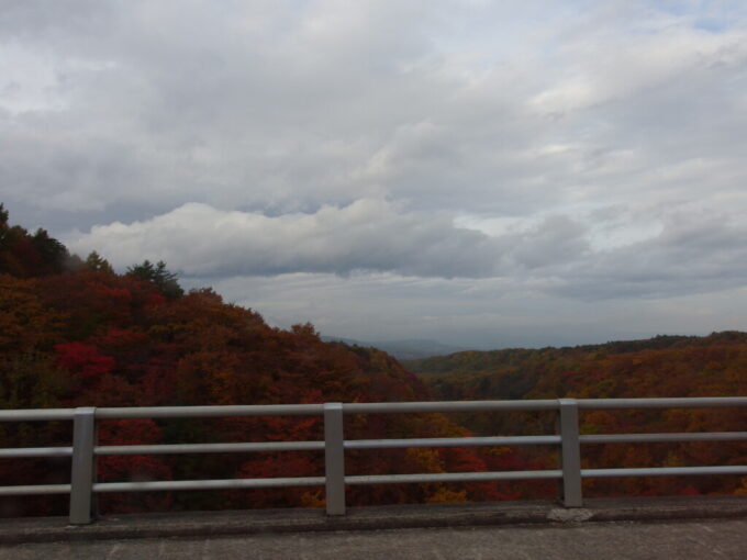 10月下旬秋の岩手藤七温泉送迎車から望む松川渓谷の美しい紅葉