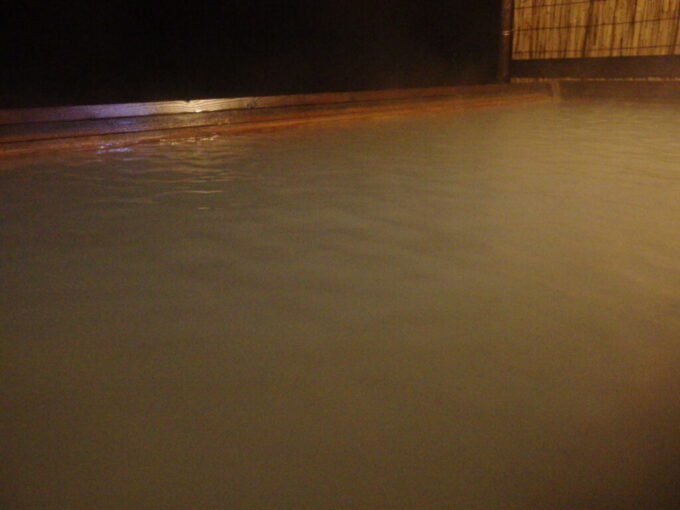 10月下旬藤七温泉彩雲荘宿泊者専用露天風呂でにごり湯に浸かる