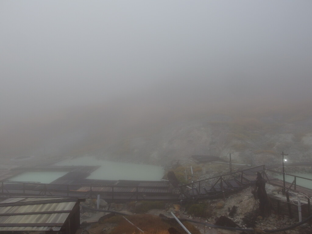 10月下旬藤七温泉彩雲朝霧に包まれた幻想的な露天風呂