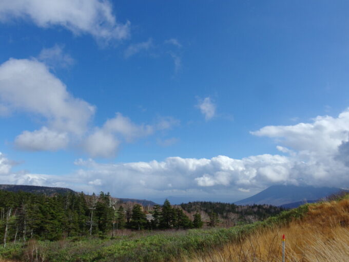 10月下旬藤七温泉彩雲荘青空の下聳える南部片富士岩手山