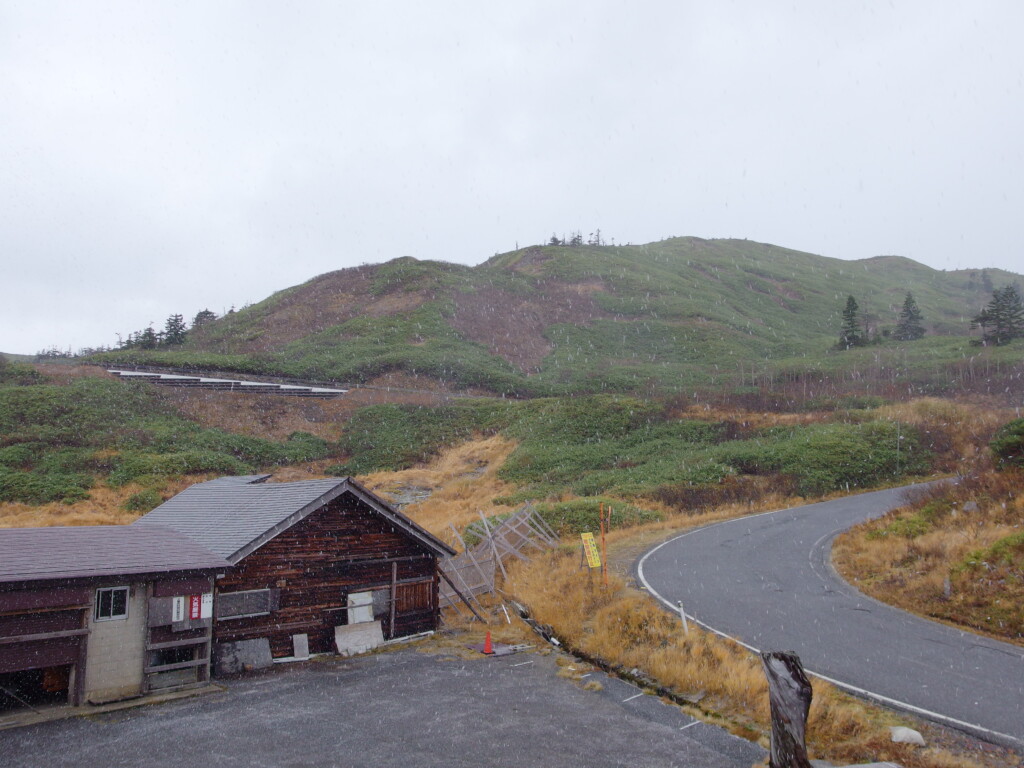 10月下旬藤七温泉彩雲荘突然降り出した雪