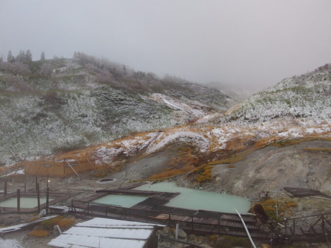 10月下旬藤七温泉彩雲荘雪景色の露天風呂