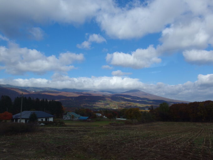 10月下旬秋の八幡平青空と白い雲の下横たわる八幡平