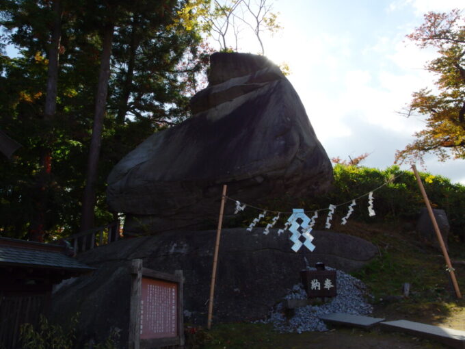 10月下旬秋の盛岡櫻山神社秋晴れに聳える烏帽子岩