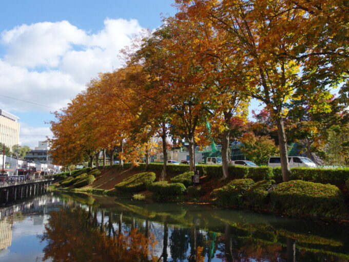10月下旬秋の盛岡城跡色付き始めの桜が彩るお堀