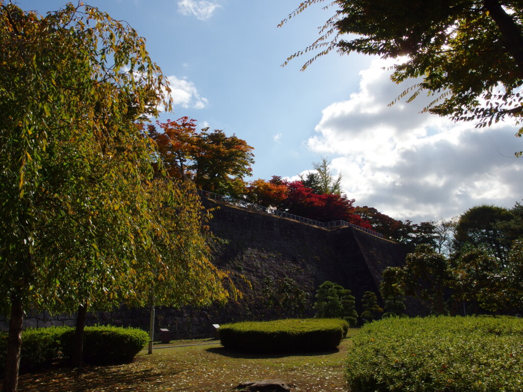 10月下旬秋の盛岡紅葉と石垣の対比が美しい盛岡城跡