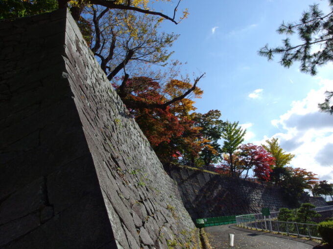 10月下旬秋の盛岡直線と曲線が美しい盛岡城跡の石垣