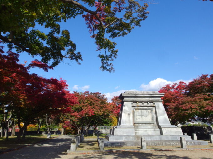 10月下旬秋の盛岡城跡色付く紅葉に覆われる本丸跡