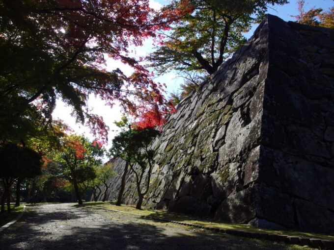 10月下旬秋の盛岡城跡石垣と紅葉に包まれる重厚な空間