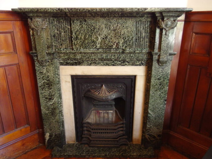 岩手銀行旧本店赤レンガ館蛇紋岩の美しい暖炉