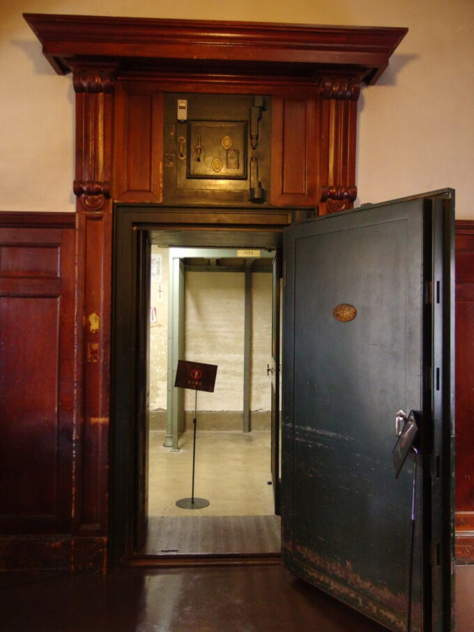 岩手銀行旧本店赤レンガ館重厚な扉に守られた金庫室