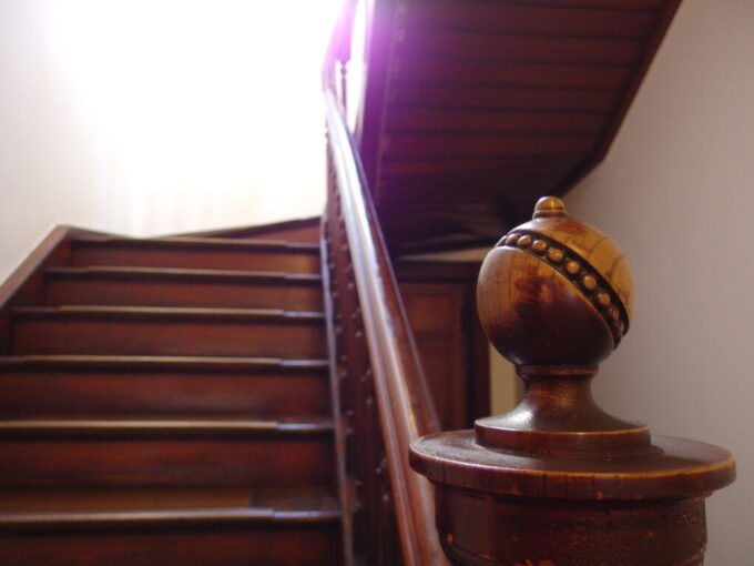 岩手銀行旧本店赤レンガ館階段の手すりに施された美しい装飾