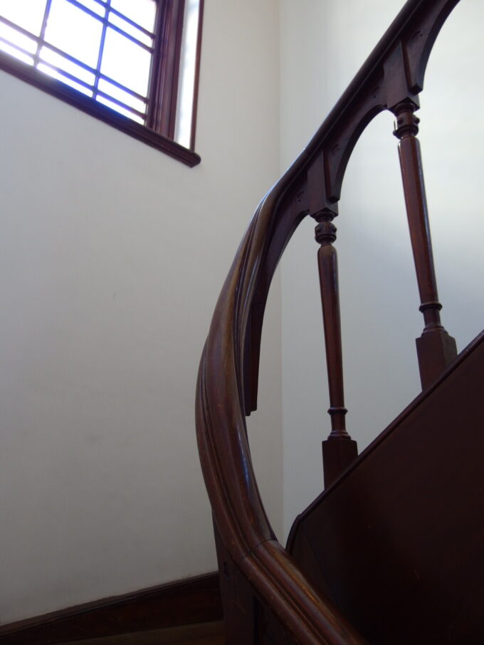岩手銀行旧本店赤レンガ館美しい曲線を描く階段の手すり