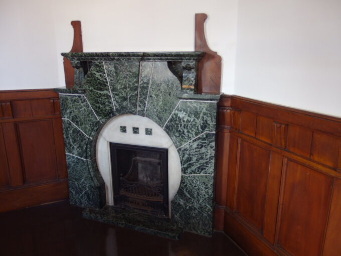 岩手銀行旧本店赤レンガ館柔らかい印象を受ける2階の暖炉