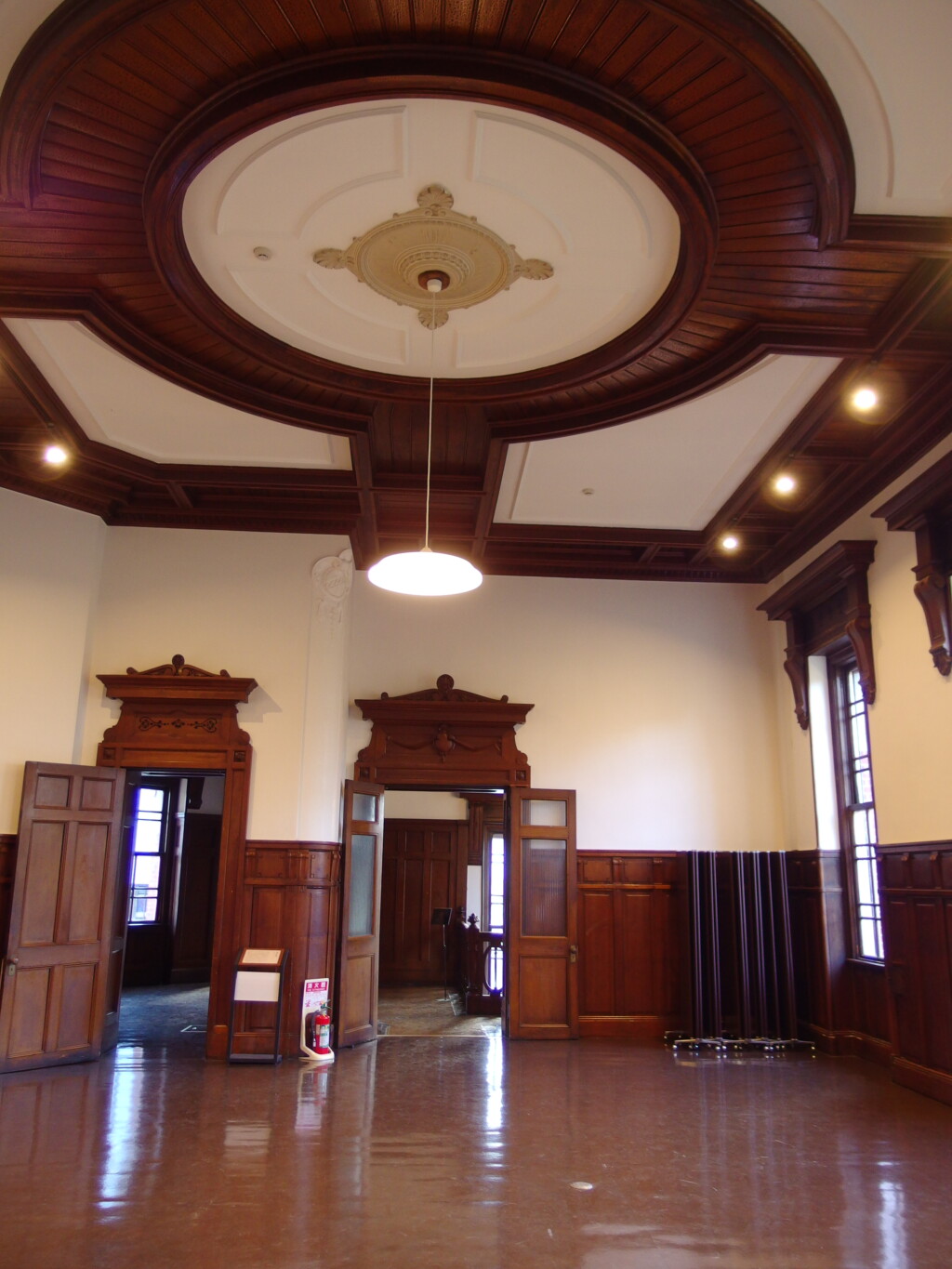 岩手銀行旧本店赤レンガ館漆喰と木の対比が美しい旧会議室多目的ホール