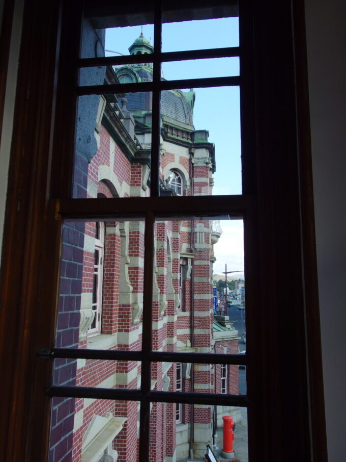 盛岡岩手銀行旧本店赤レンガ館古い木枠の窓越しに望む端正な赤レンガ