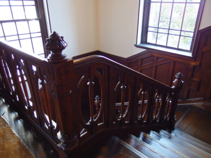 盛岡岩手銀行旧本店赤レンガ館松ぼっくりの装飾が美しい鈍く輝く木の階段