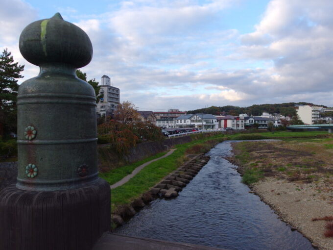 10月下旬秋の盛岡青銅の上ノ橋擬宝珠越しに眺める中津川