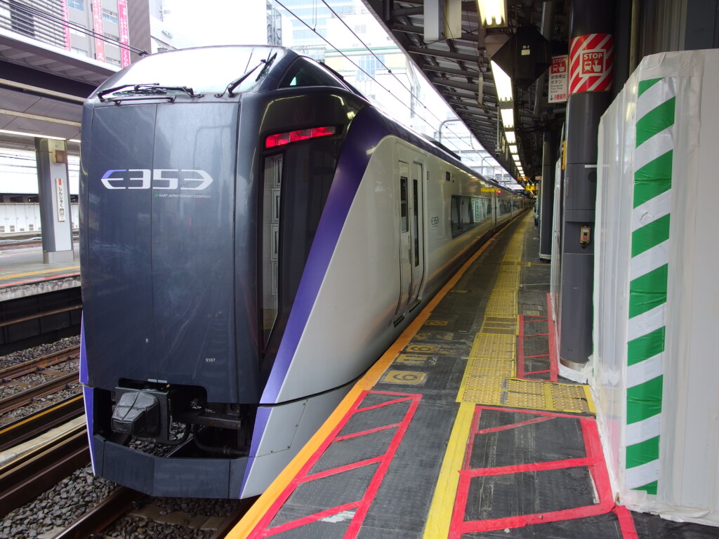 1月下旬雨の新宿駅E353系あずさ号