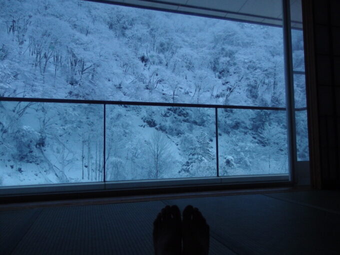 1月中旬横谷温泉旅館白銀に染まる夕暮れ時にぼんやりと