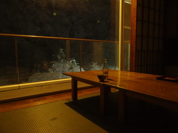 1月中旬横谷温泉旅館地酒を飲みつつ眺める夜の銀世界