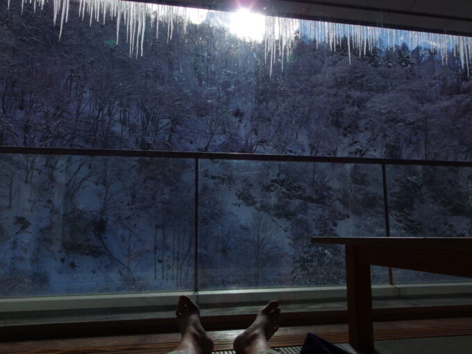 1月中旬横谷温泉旅館大きな窓に映る銀世界を愛でつつ日向ぼっこ