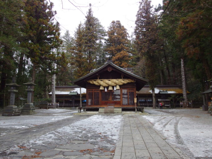 1月中旬冬の下諏訪諏訪大社下社春宮深い森に護られる神楽殿