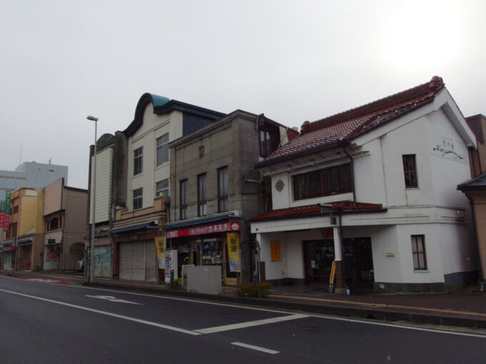 1月中旬冬の上諏訪甲州街道に並ぶ古い建物