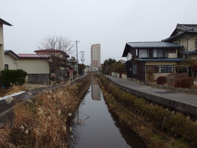 1月中旬冬の上諏訪小川を渡る