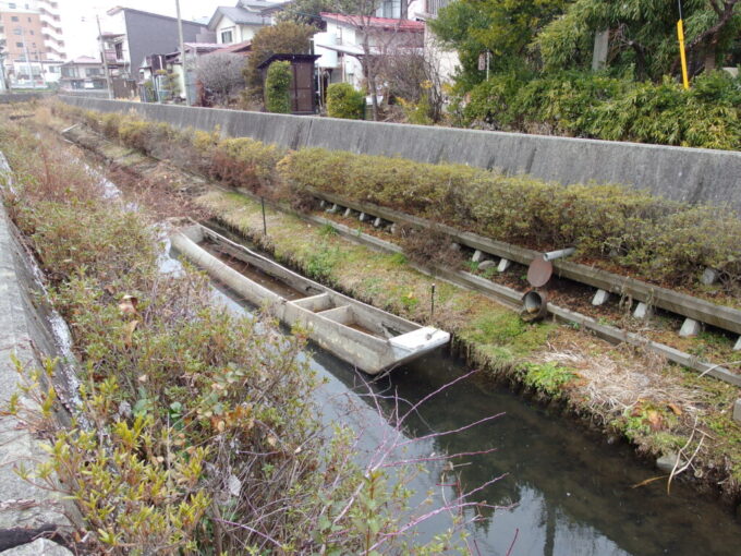 1月中旬冬の上諏訪小川に残された小さな木船